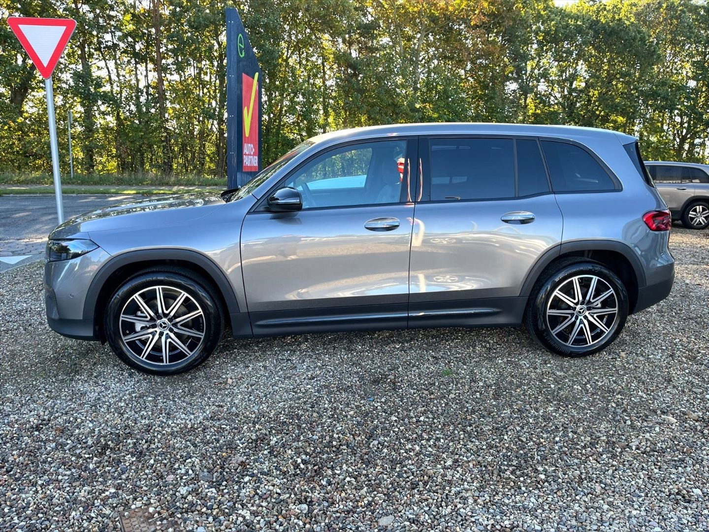 Grå Mercedes EQB250+ fra 2025