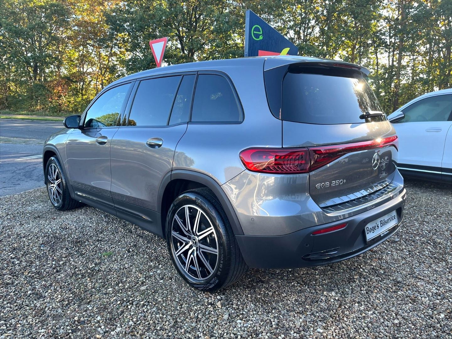 Grå Mercedes EQB250+ fra 2025