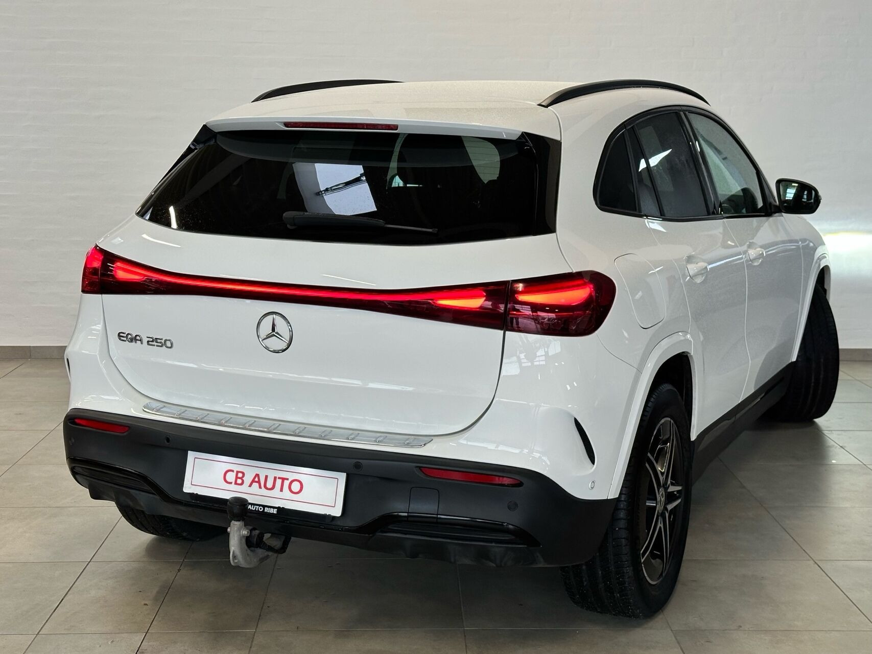Hvid Mercedes EQA250 fra 2024