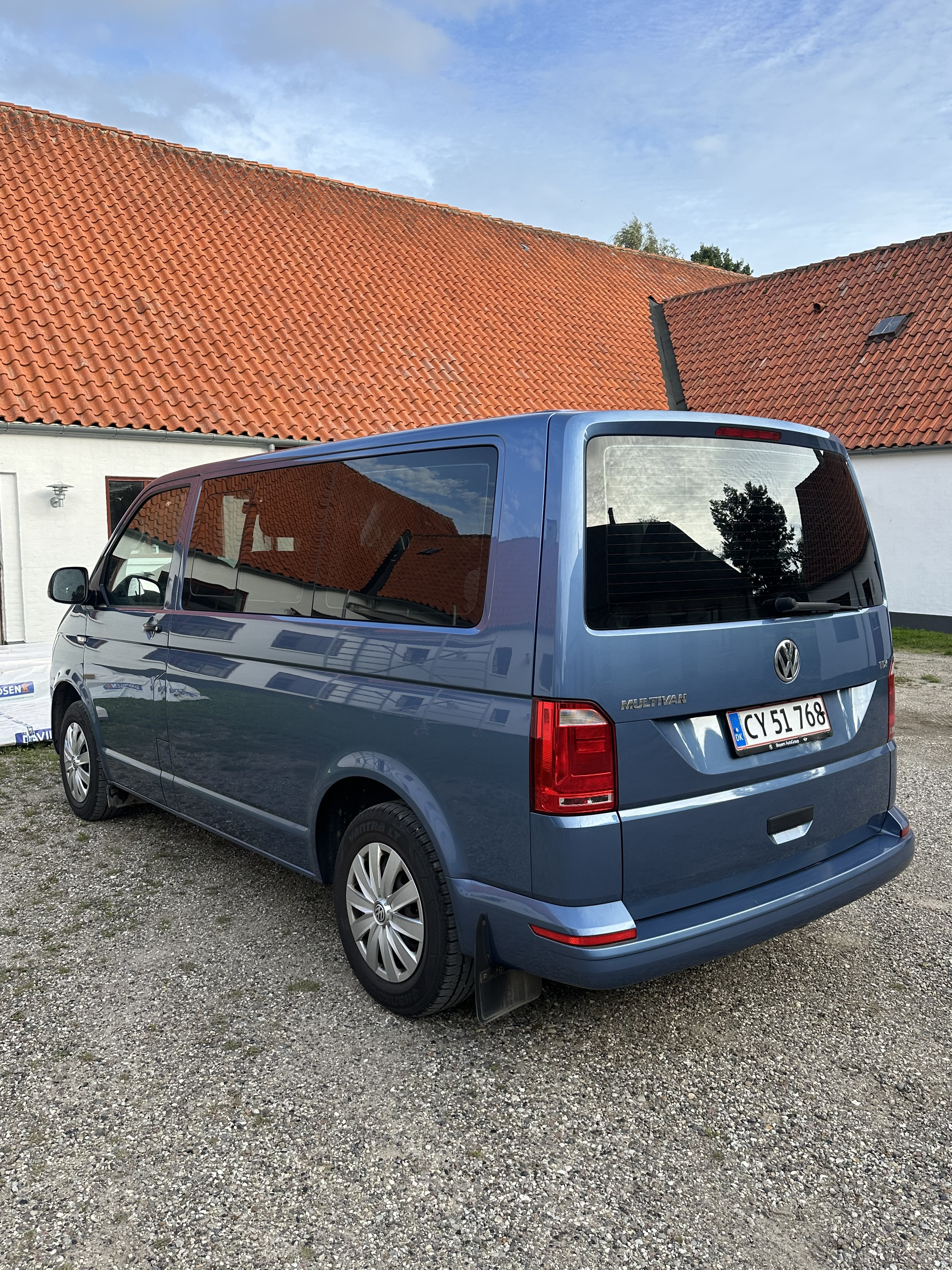 Blå VW Multivan fra 2017