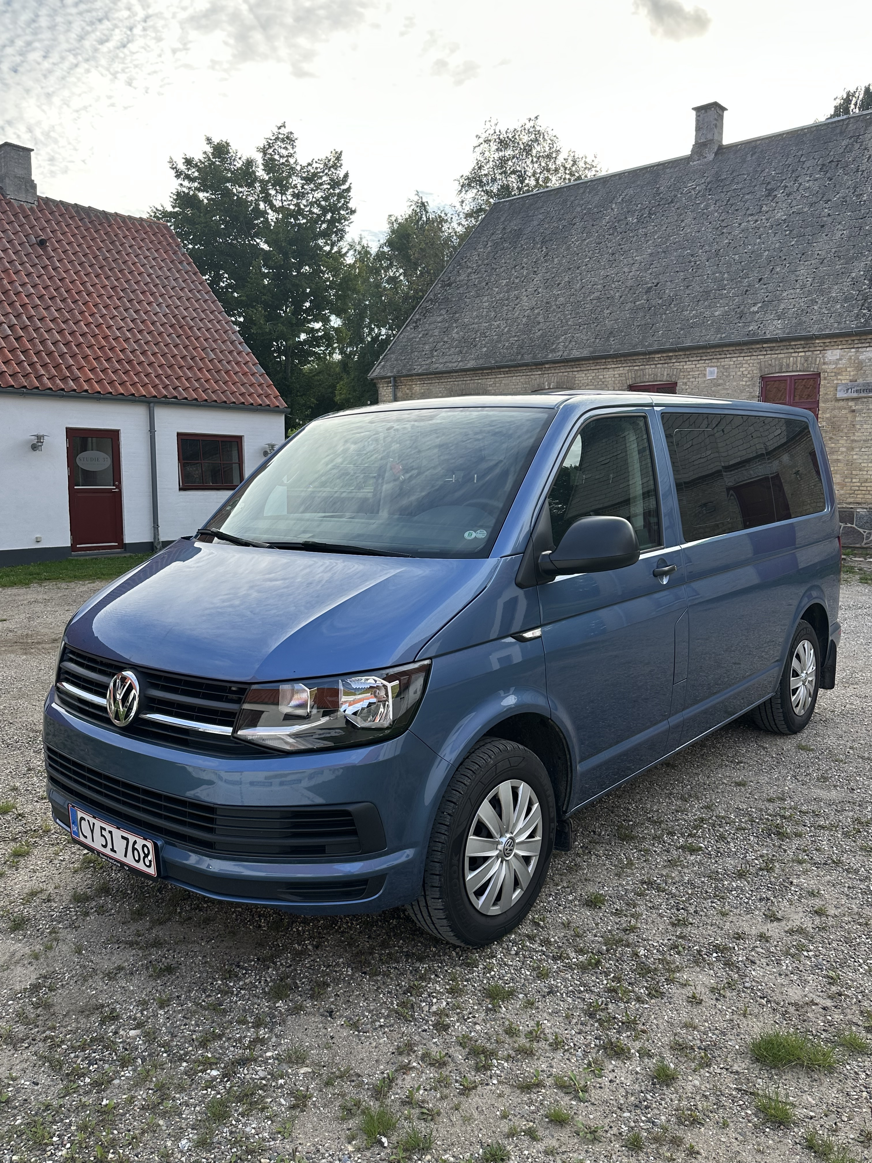 Blå VW Multivan fra 2017