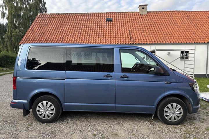 Blå VW Multivan fra 2017