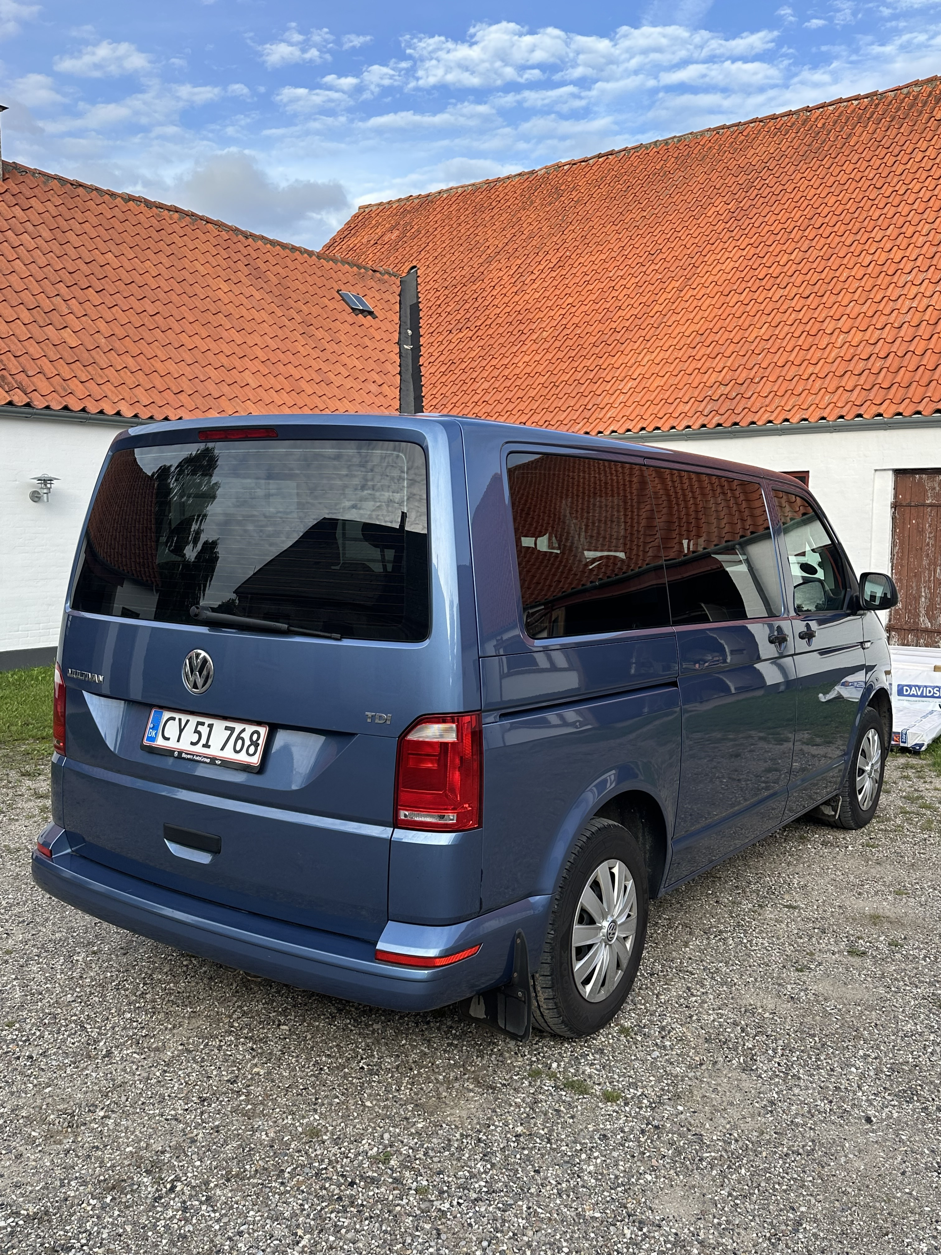 Blå VW Multivan fra 2017