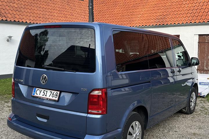 Blå VW Multivan fra 2017