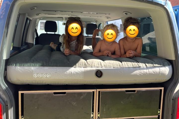 Blå VW Multivan fra 2017