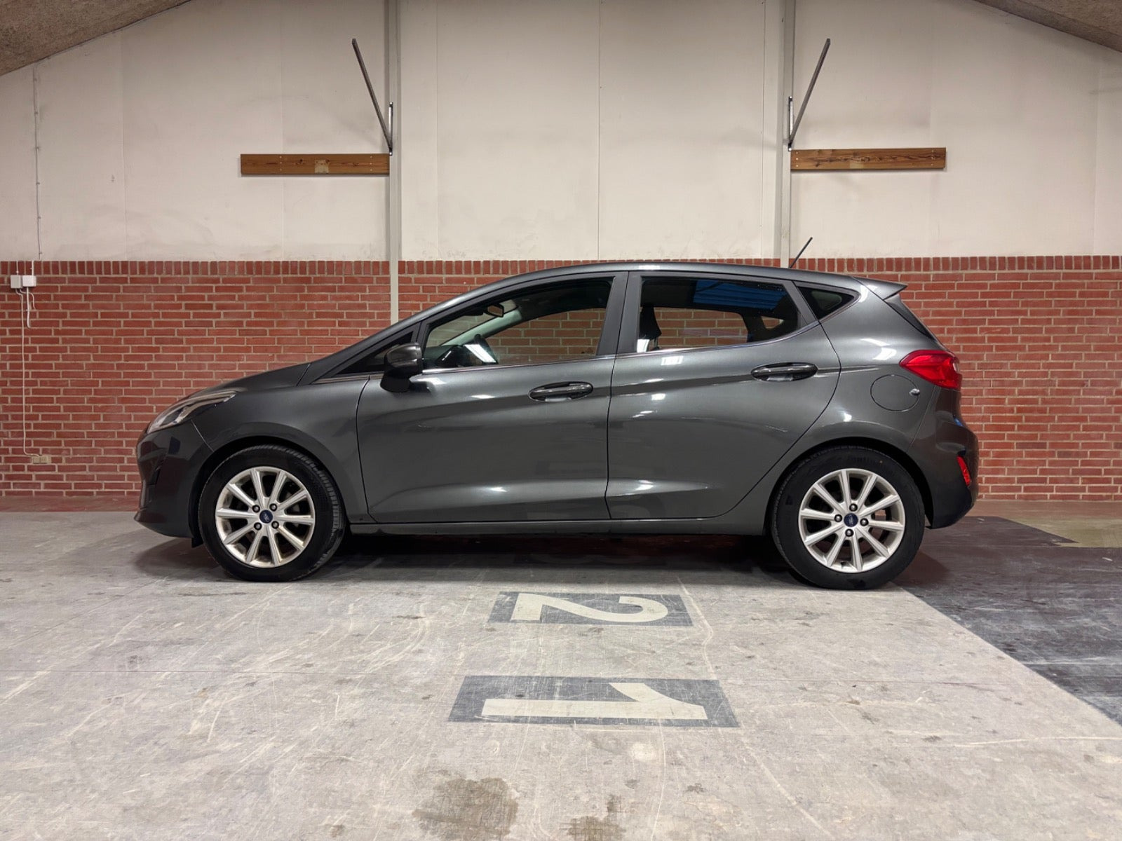 Grå Ford Fiesta fra 2017