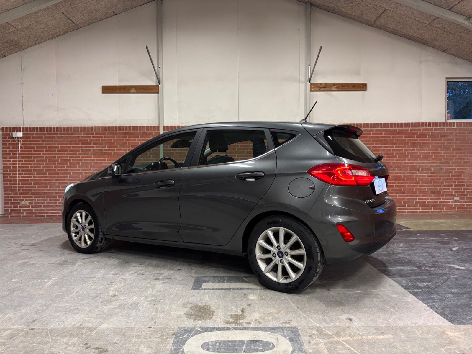 Grå Ford Fiesta fra 2017