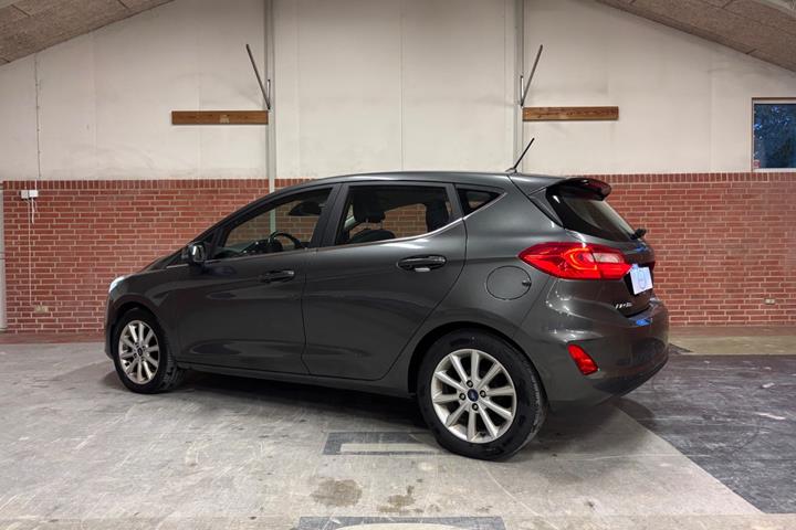 Grå Ford Fiesta fra 2017