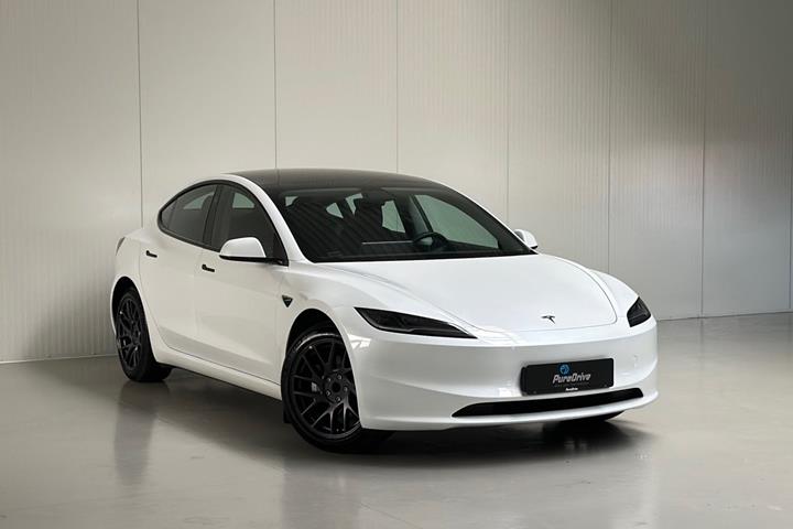 Hvid Tesla Model 3 fra 2024