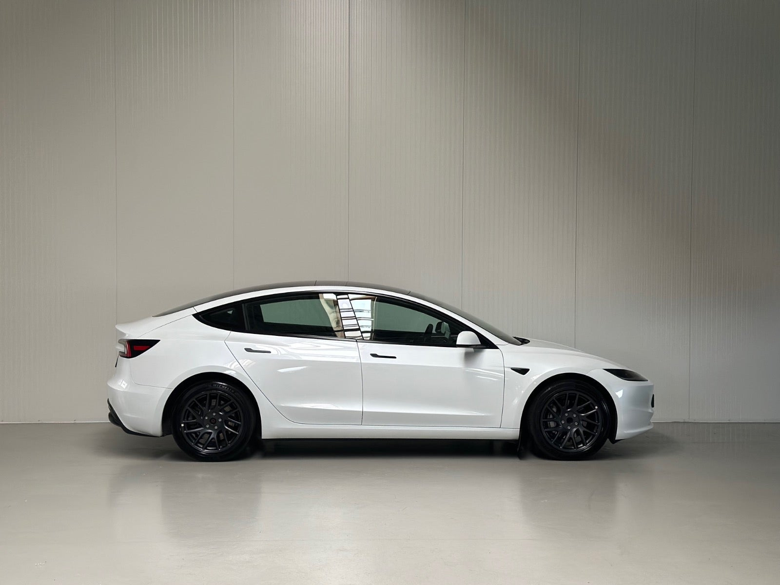 Hvid Tesla Model 3 fra 2024