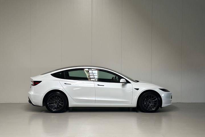 Hvid Tesla Model 3 fra 2024