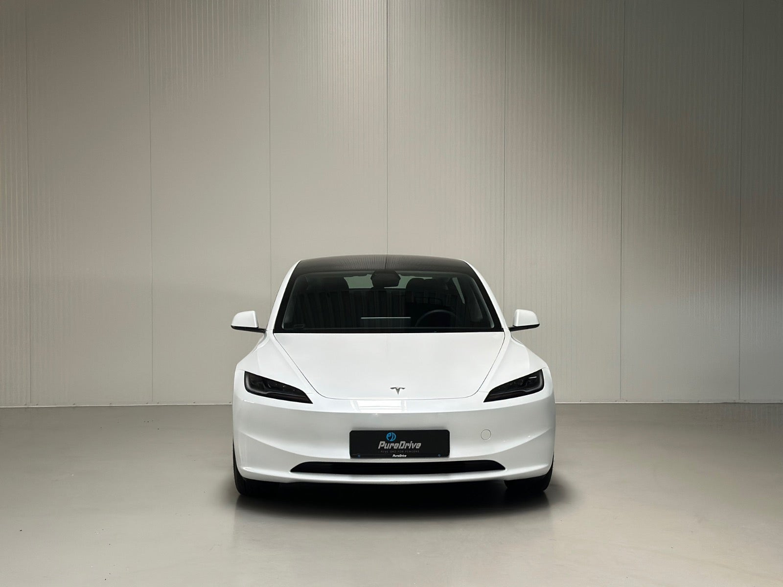 Hvid Tesla Model 3 fra 2024