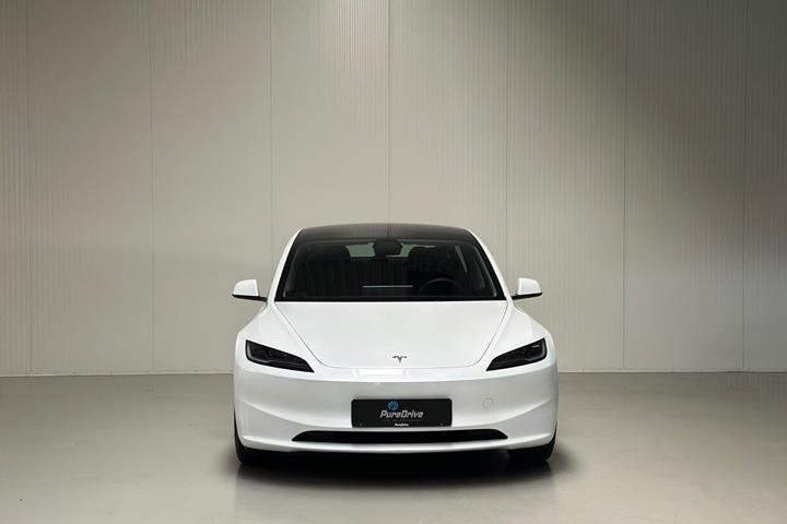 Hvid Tesla Model 3 fra 2024