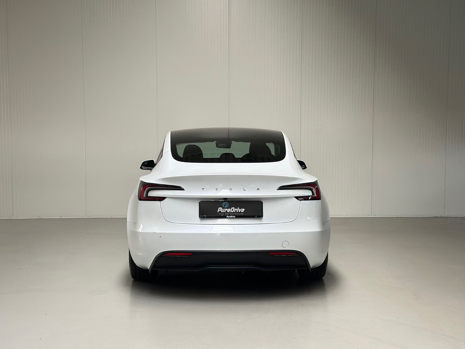 Hvid Tesla Model 3 fra 2024