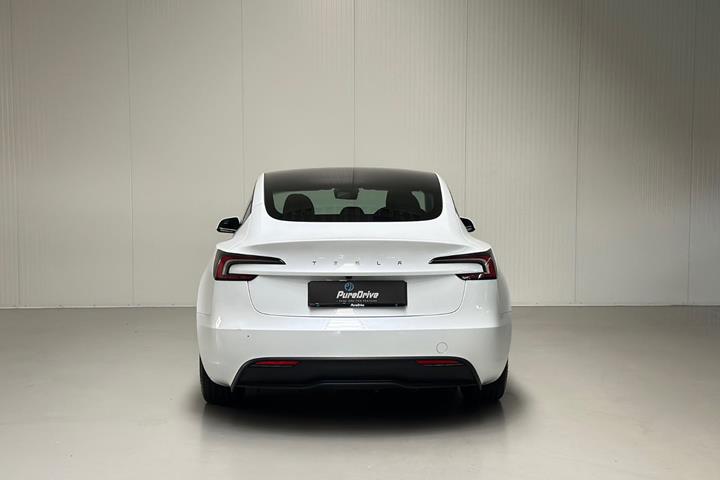 Hvid Tesla Model 3 fra 2024