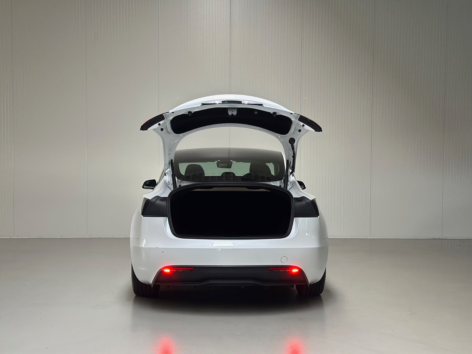 Hvid Tesla Model 3 fra 2024