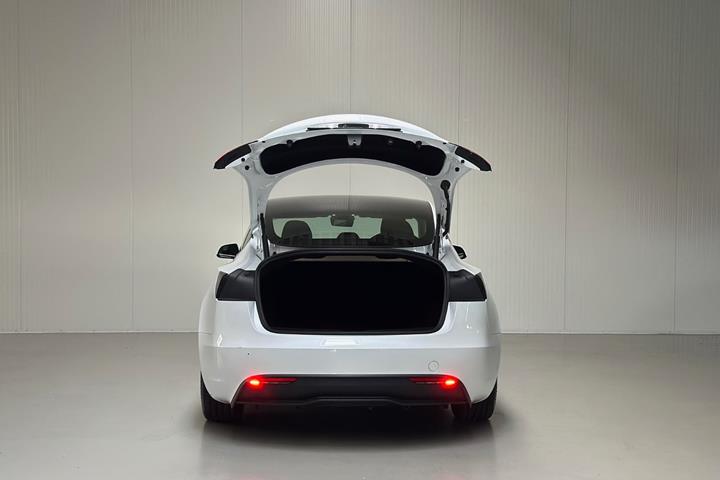 Hvid Tesla Model 3 fra 2024