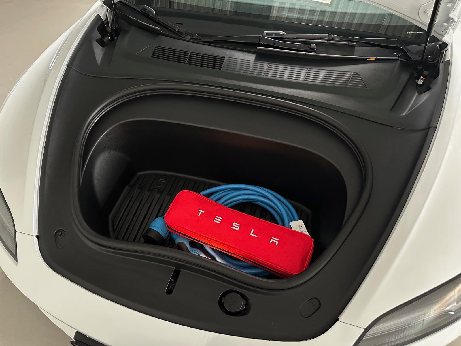 Hvid Tesla Model 3 fra 2024