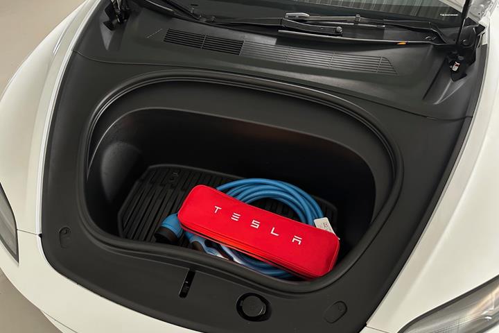 Hvid Tesla Model 3 fra 2024