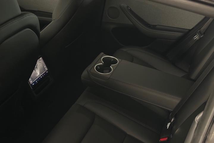 Hvid Tesla Model 3 fra 2024