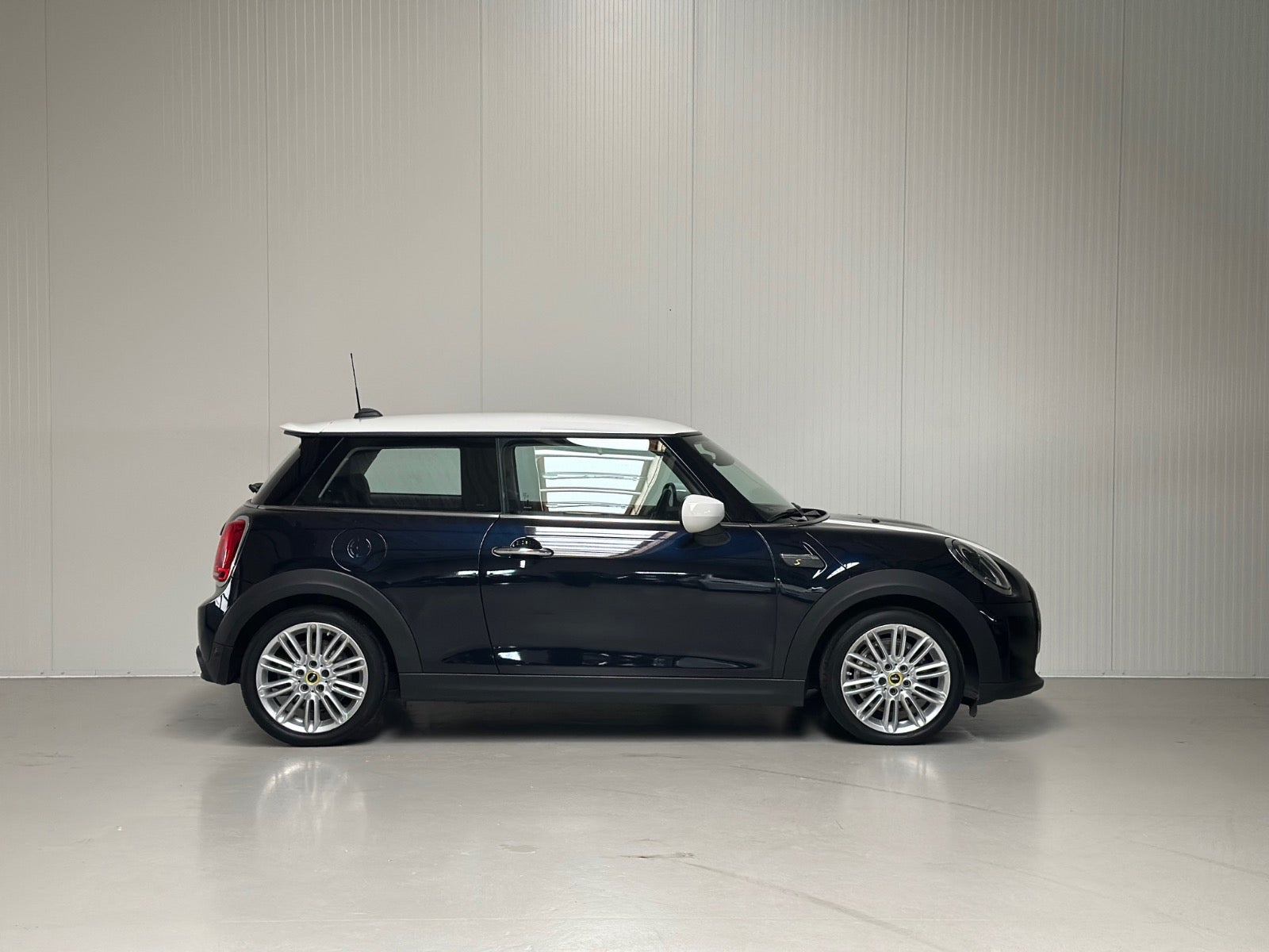 Blå Mini Cooper SE fra 2023