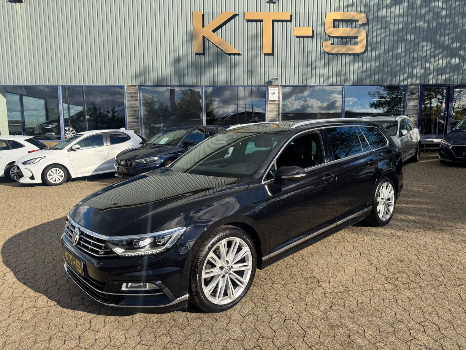 Sort VW Passat fra 2017 set udefra