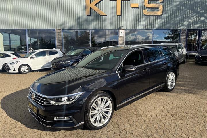 Sort VW Passat fra 2017 set udefra