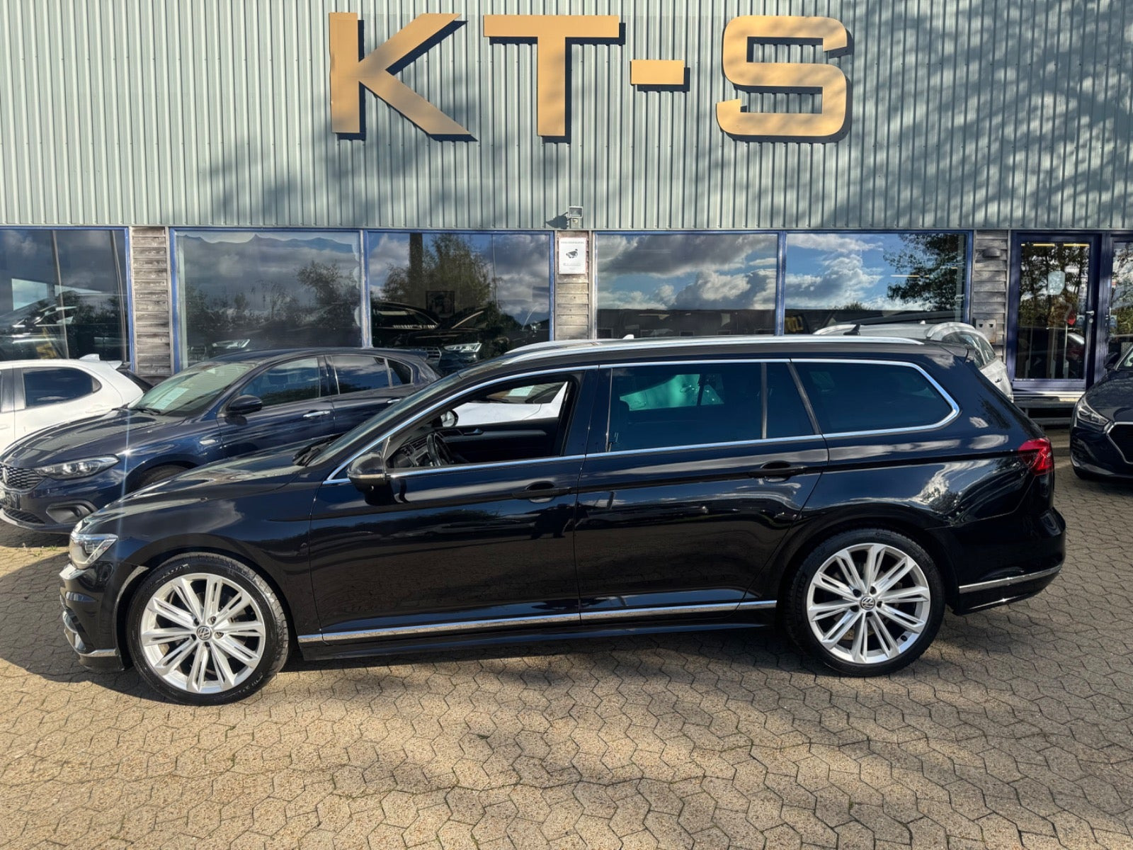 Sort VW Passat fra 2017