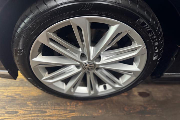 Sort VW Passat fra 2017