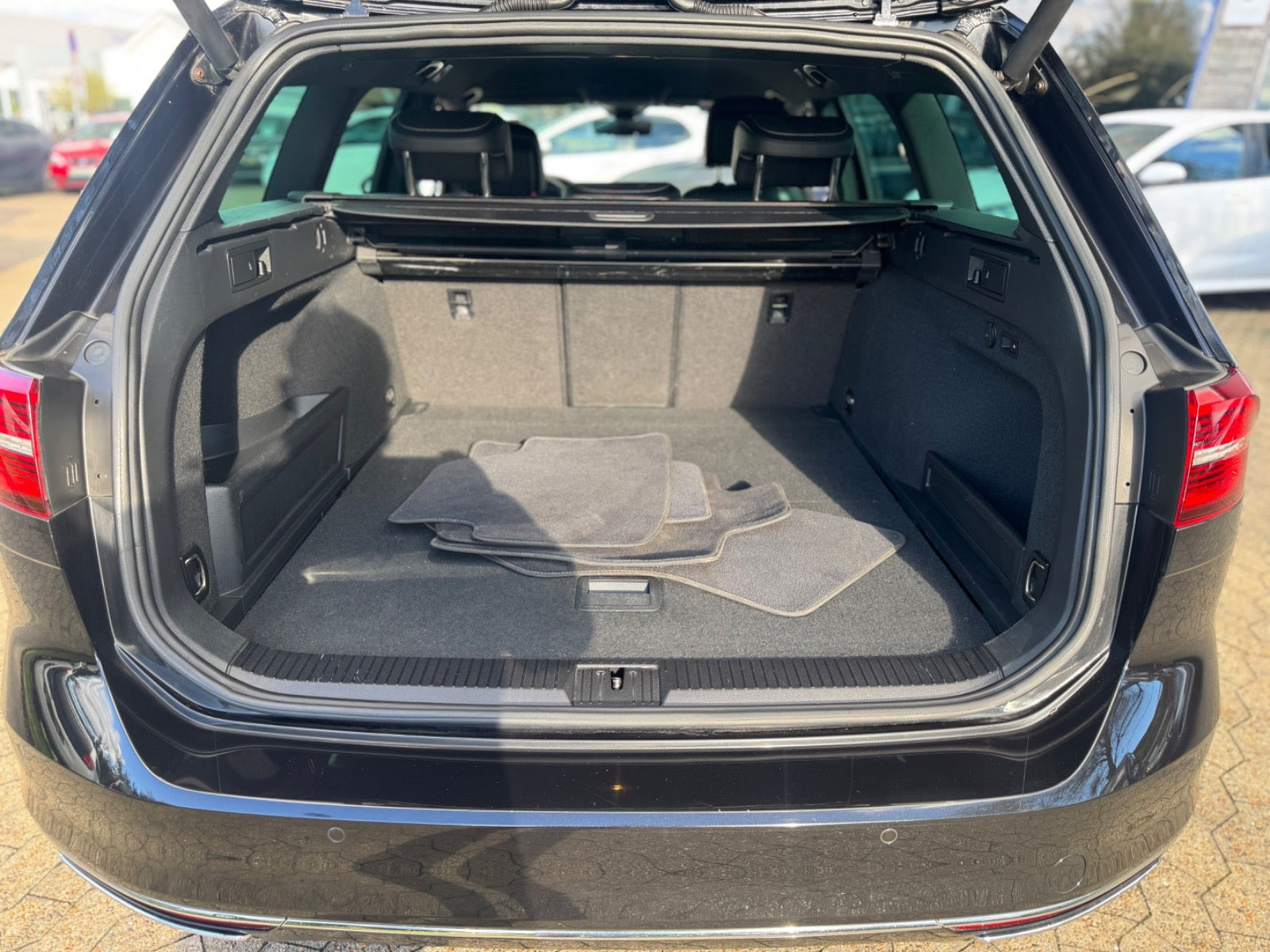 Sort VW Passat fra 2017