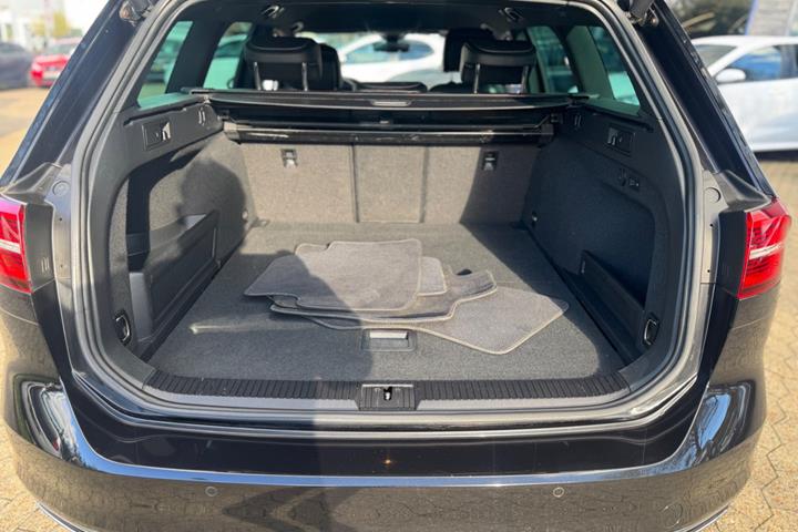 Sort VW Passat fra 2017
