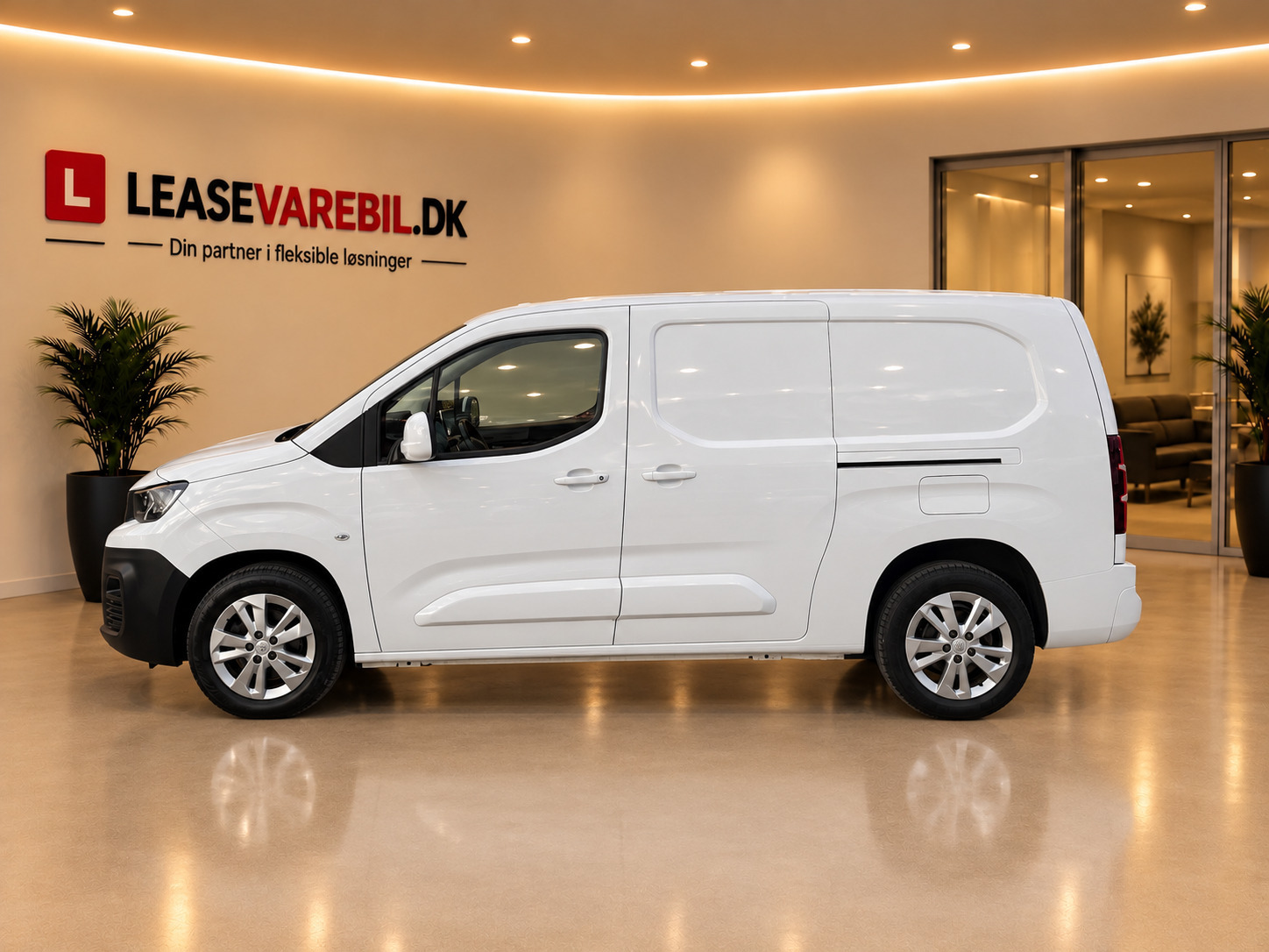 Hvid Peugeot Partner fra 2021