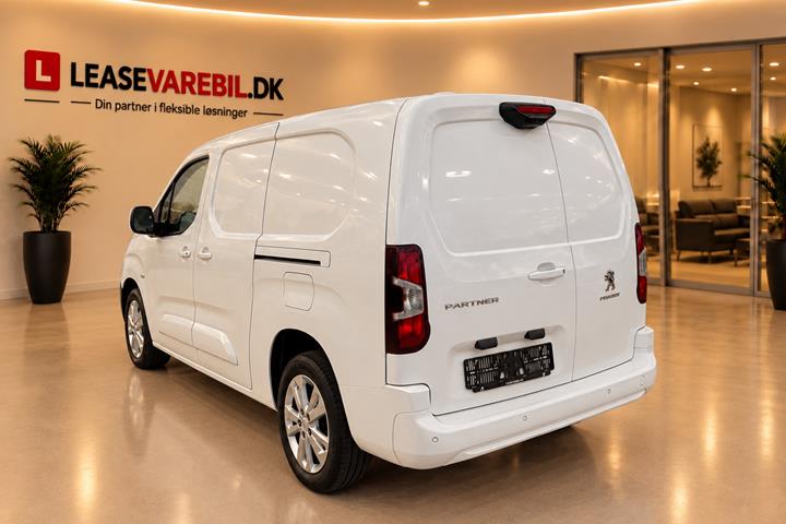 Hvid Peugeot Partner fra 2021