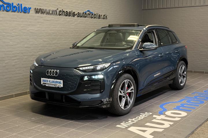 Blå Audi Q6 e-tron fra 2025