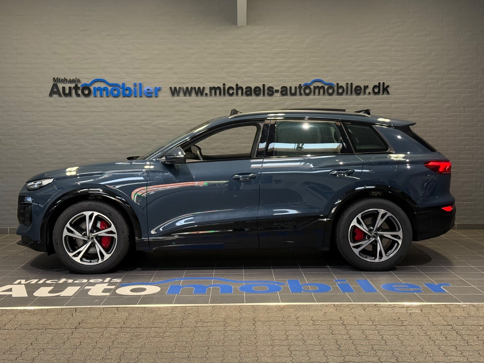 Blå Audi Q6 e-tron fra 2025