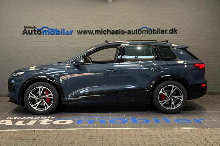 Blå Audi Q6 e-tron fra 2025