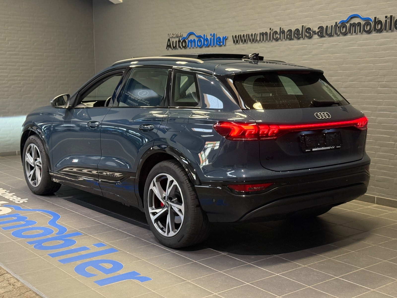 Blå Audi Q6 e-tron fra 2025