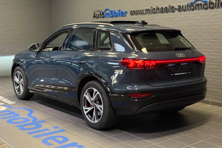 Blå Audi Q6 e-tron fra 2025