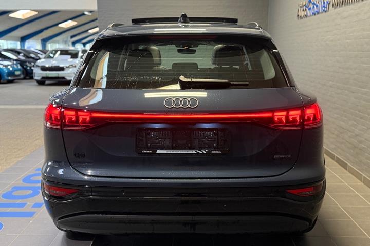 Blå Audi Q6 e-tron fra 2025