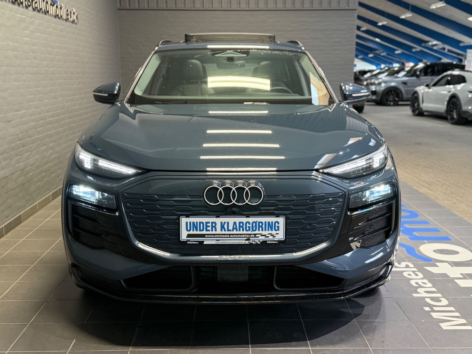 Blå Audi Q6 e-tron fra 2025