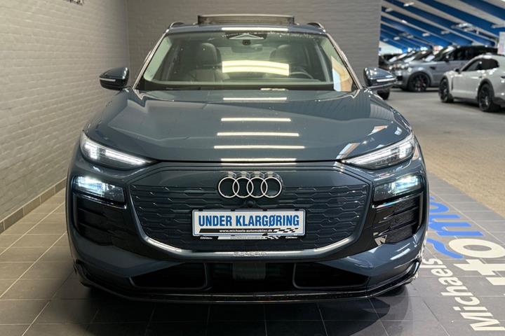 Blå Audi Q6 e-tron fra 2025