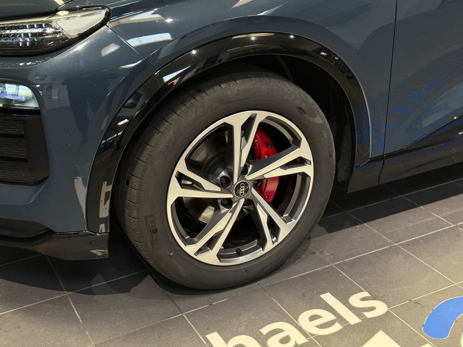 Blå Audi Q6 e-tron fra 2025