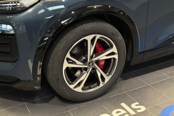 Blå Audi Q6 e-tron fra 2025