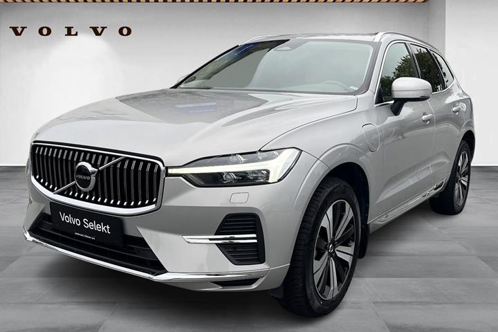 Sølv Volvo XC60 fra 2024 set udefra