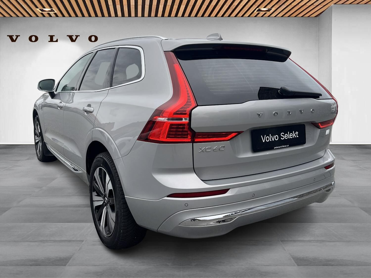 Sølv Volvo XC60 fra 2024