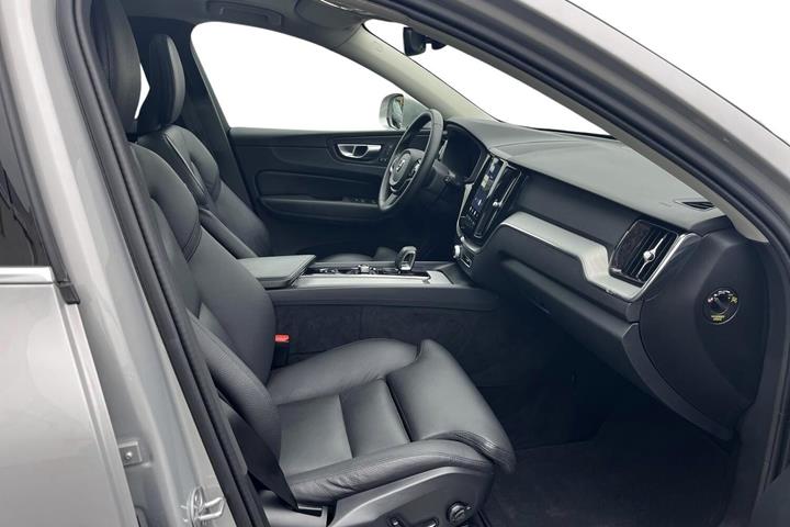 Sølv Volvo XC60 fra 2024