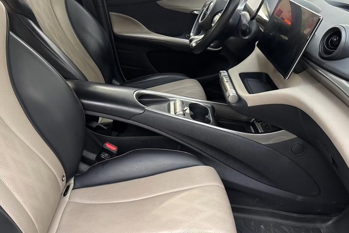 Beige BYD Dolphin fra 2024