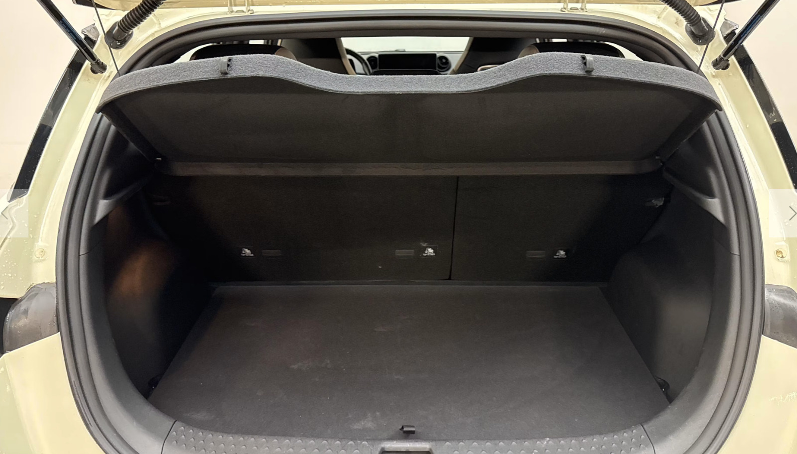 Beige BYD Dolphin fra 2024
