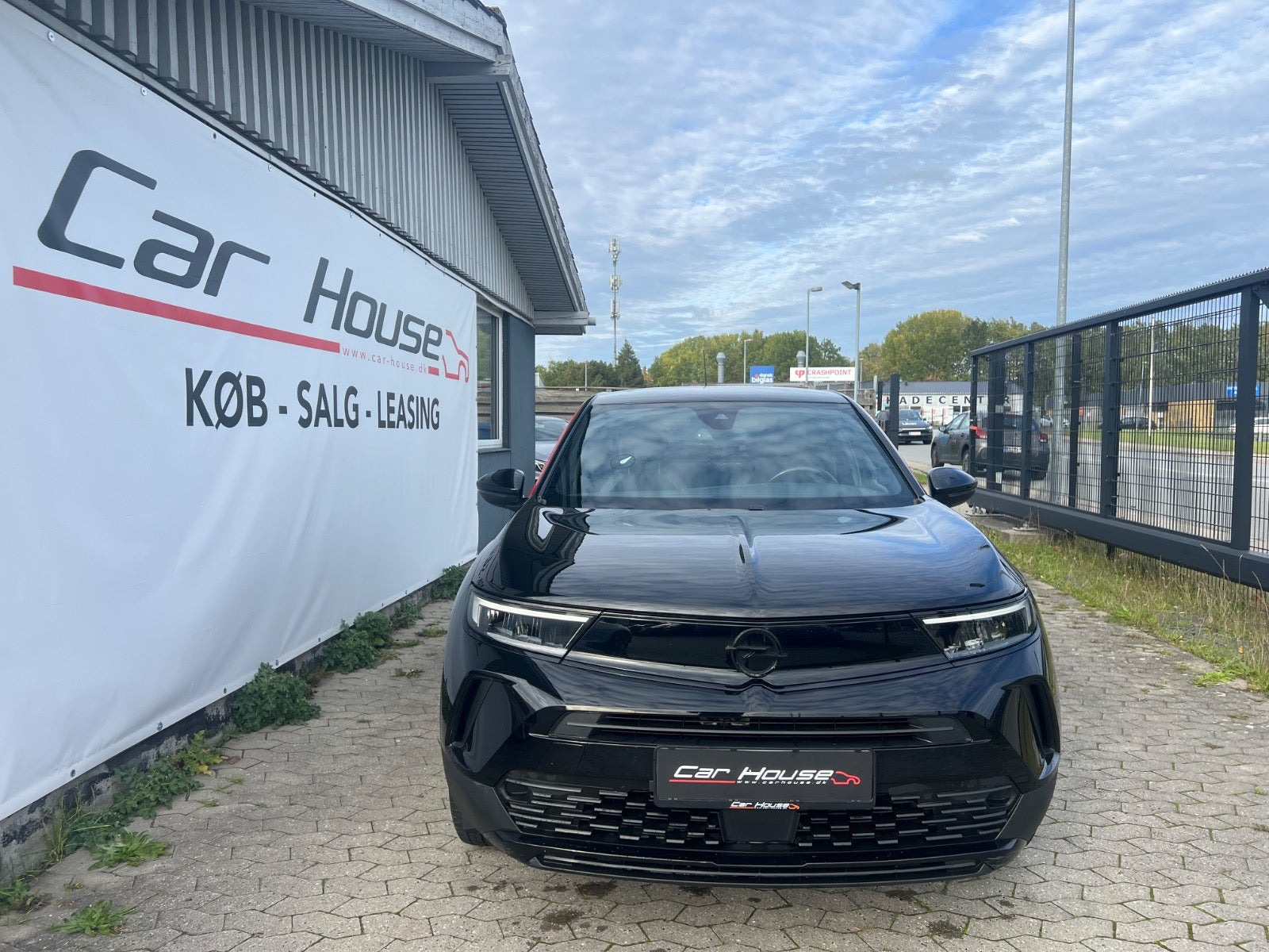 Sort Opel Mokka-e fra 2023