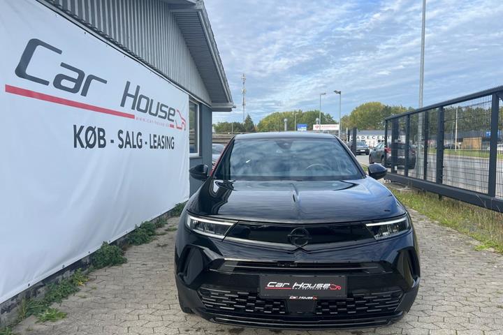 Sort Opel Mokka-e fra 2023